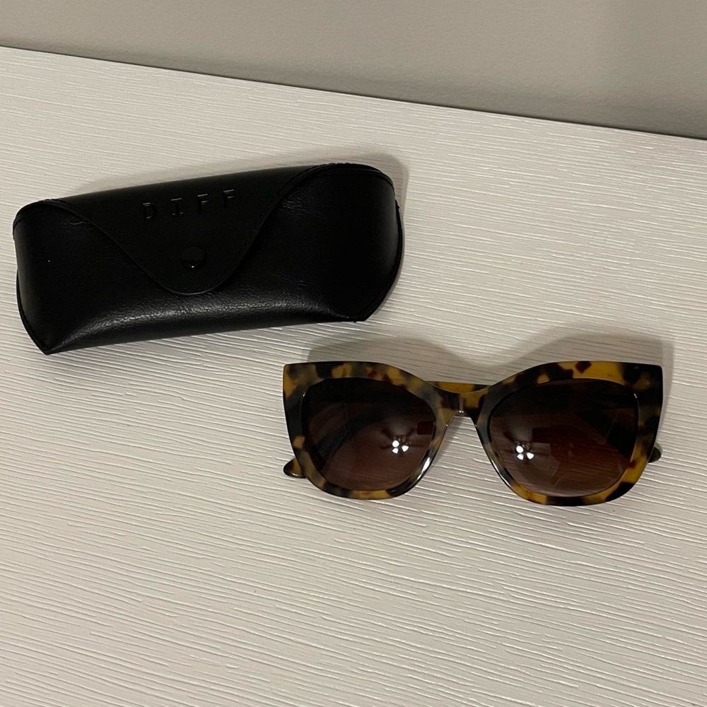 Diff Eyewear Georgia Sunglasses in Amber Tortoise with Brown Gradient Lenses